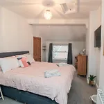 1 Princess Street * Σκάρμπορο